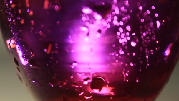 不同表面文摘回路运动效果的水液两色玻璃瓶 — 图库视频影像