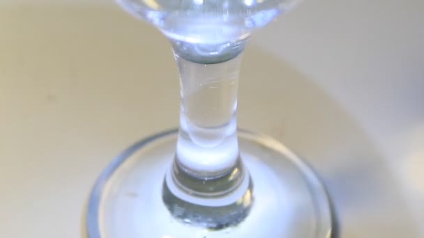 Vin Mis Bouteille Avec Verre Champagne Sur Fond Gris — Video