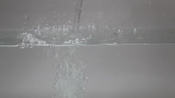 Salpicadura Agua Gota Burbujas Frescas Cuenca Vidrio — Vídeo de stock