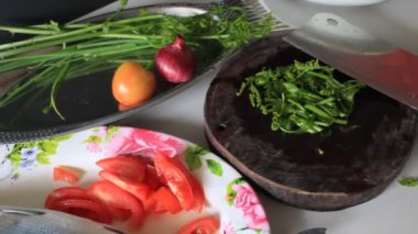 Kahverengi bir Chopper bıçağında kesilmiş sebze domates.