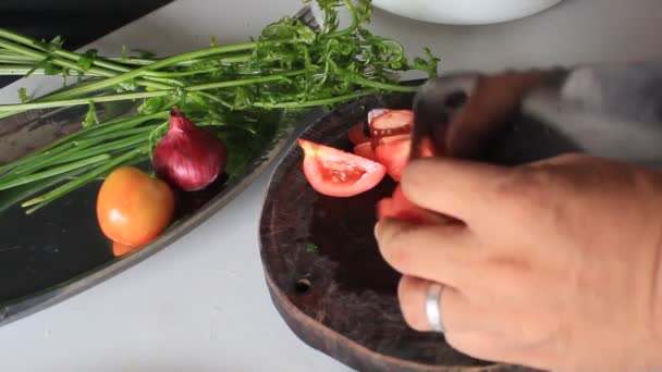 Zeleninové Rajče Nakrájené Hnědý Nůž — Stock video
