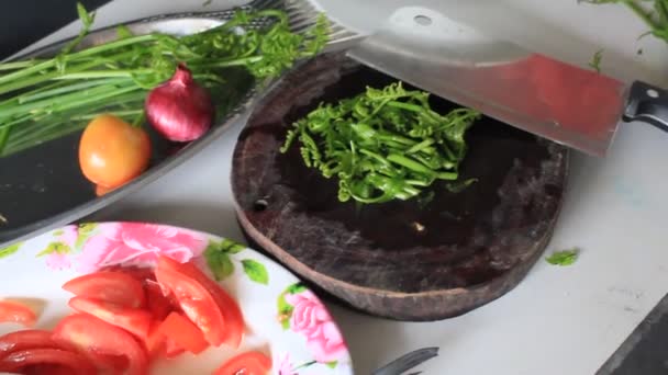 Gemüsetomaten Scheiben Geschnitten Auf Einem Braunen Messer — Stockvideo