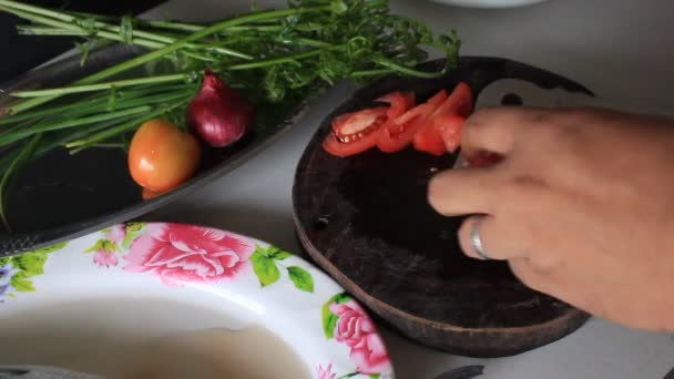 Gemüsetomaten Scheiben Geschnitten Auf Einem Braunen Messer — Stockvideo