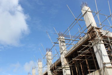 Alan Alanı Yapılandırmaları Yüksek Yükselen İnşaat Mavi Gökyüzünde İlerleme