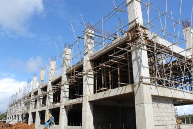 Alan Alanı Yapılandırmaları Yüksek Yükselen İnşaat Mavi Gökyüzünde İlerleme