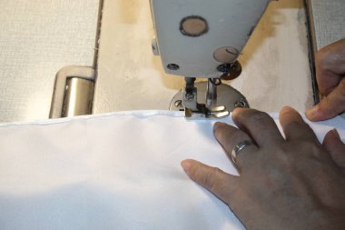 Önlük Üreticisinin Ellerine Dikiş Makinesi