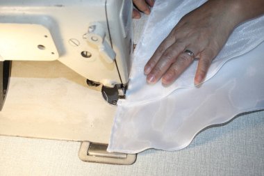 Elbise Yapıcısının Dikiş Makinesi Elinin Açı Çekimi