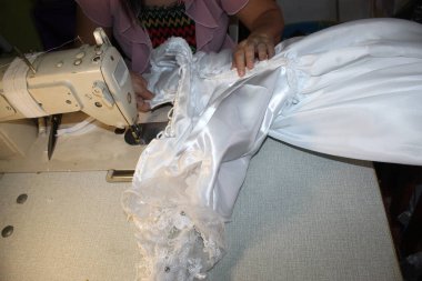 Çalışma saatinde Dikiş Makinesi