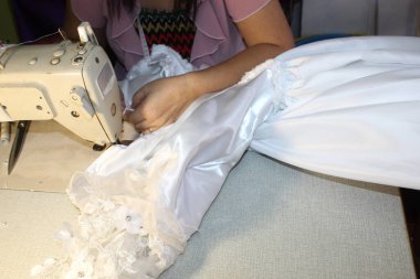 Önlük Yapıcı ile İşlem Makinesi Dikiliyor