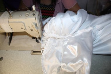 Önlük Yapıcı ile İşlem Makinesi Dikiliyor