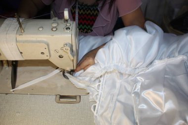 Önlük Yapıcı ile İşlem Makinesi Dikiliyor