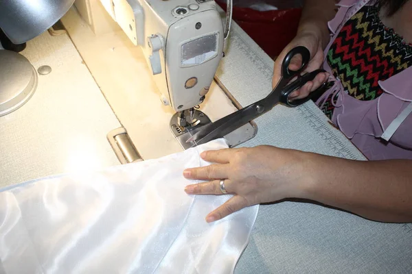 Önlük Üreticisinin Ellerine Dikiş Makinesi