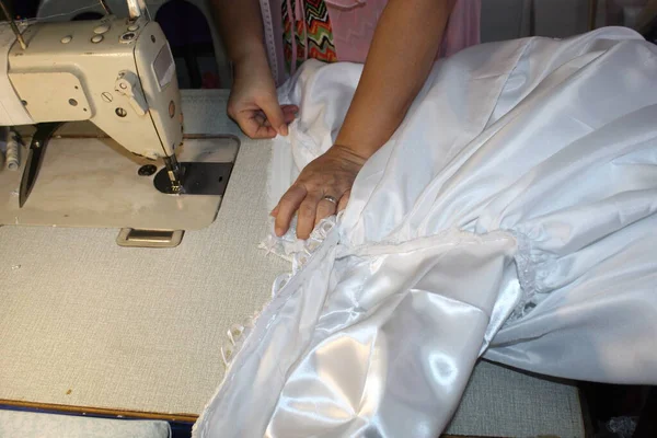Çalışma saatinde Dikiş Makinesi