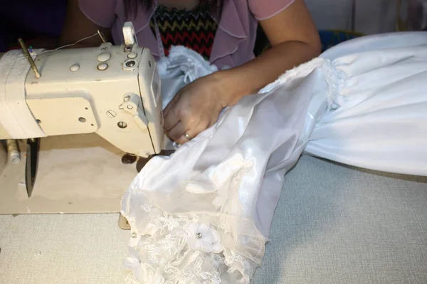 Önlük Yapıcı ile İşlem Makinesi Dikiliyor