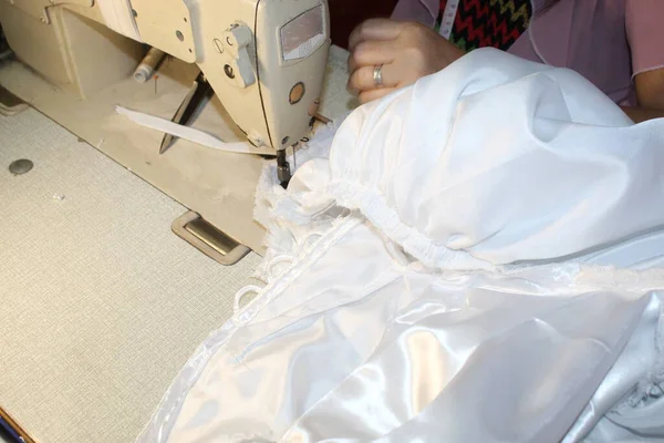 Önlük Yapıcı ile İşlem Makinesi Dikiliyor