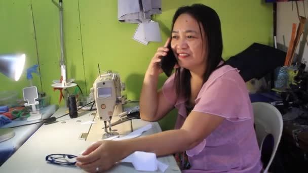 Müşteri Mutlu Kipinde Letişim Kurarken Giysi Yapıcı Modeli — Stok video
