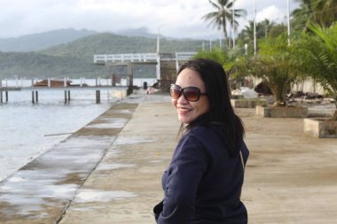 Sahilde Gülümseyen Kız Kamerada Poz Verirken