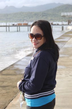 Park Sea Shore 'da Kadın Model Pozu