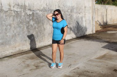 Park Shore 'da Beton Duvarda Yürüyen Model Kadın