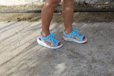 Egzersiz yaparken Deniz Kıyısındaki Kız