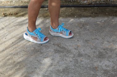 Egzersiz yaparken Deniz Kıyısındaki Kız