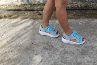 Egzersiz yaparken Deniz Kıyısındaki Kız