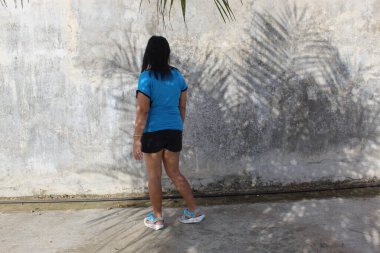 Yürüyüşlü Midye Gererken Parktaki Model Kadın