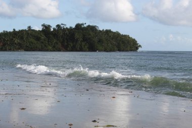 Deniz kıyısı sabah saatlerinde dalgalanan dalgalarla