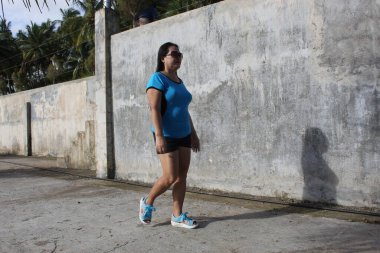 Deniz kıyısındaki Kadın Yürüyüş Egzersizi ve Spor