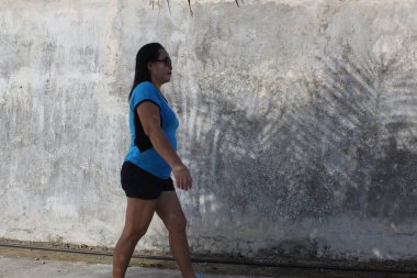 Deniz kıyısındaki Kadın Yürüyüş Egzersizi ve Spor