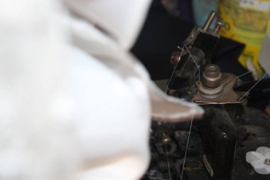 Çalışan Dikiş Yüzeyinde Elle Kenarlık Makinesi