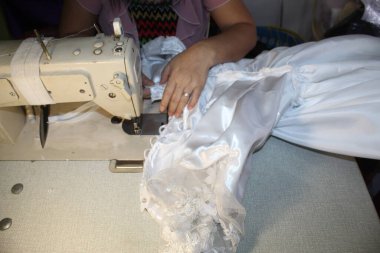 Çalışan Dikiş Yüzeyinde Elle Kenarlık Makinesi