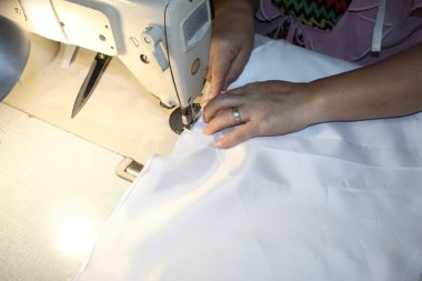 Dikiş Makinesi ile Saten Beyazları Dikiş Üzerinde Kanalizasyon Elleri