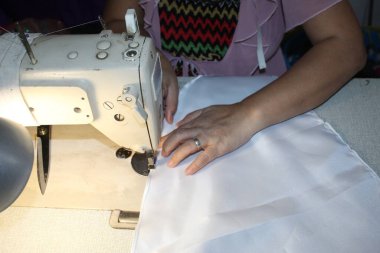 Dikiş Makinesi ile Saten Beyazları Dikiş Üzerinde Kanalizasyon Elleri