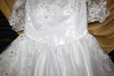 Dikiş Makinesi ve Kanalizasyon Gece Elbisesi Beyaz Saten Giysisi