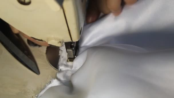 Alcantarilla Mano Con Máquina Coser Puntada Vestido Blanco — Vídeos de Stock