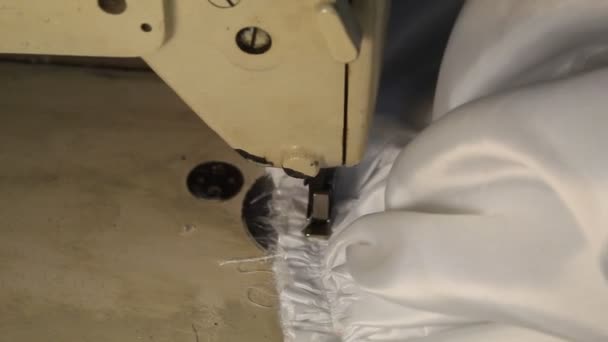 Alcantarilla Mano Con Máquina Coser Puntada Vestido Blanco — Vídeos de Stock