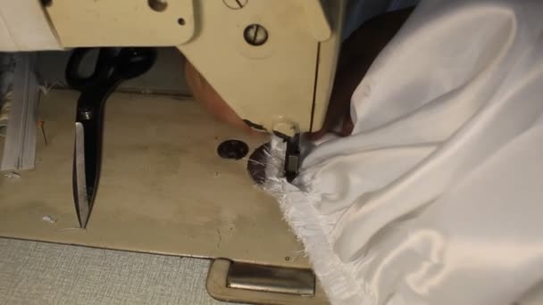 Costura Manos Con Máquina Coser Vestido Largo Blanco — Vídeos de Stock