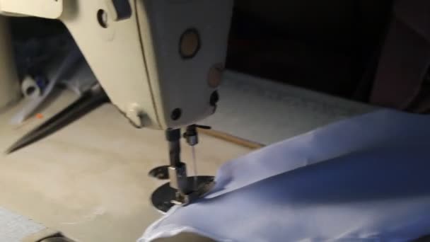 Costura Manos Con Máquina Coser Vestido Largo Blanco — Vídeos de Stock