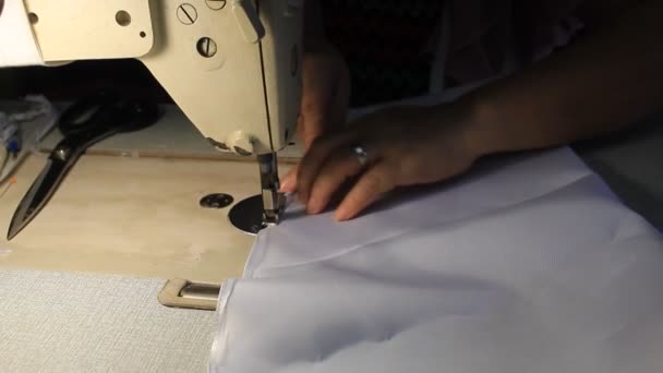 Costura Manos Con Máquina Coser Vestido Largo Blanco — Vídeos de Stock