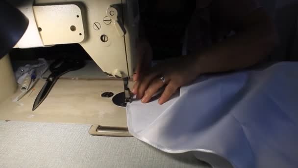 Costura Manos Con Máquina Coser Vestido Largo Blanco — Vídeos de Stock