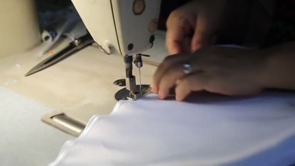 Costura Manos Con Máquina Coser Vestido Largo Blanco — Vídeos de Stock