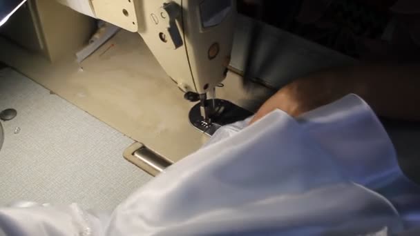 Costura Manos Con Máquina Coser Vestido Largo Blanco — Vídeos de Stock
