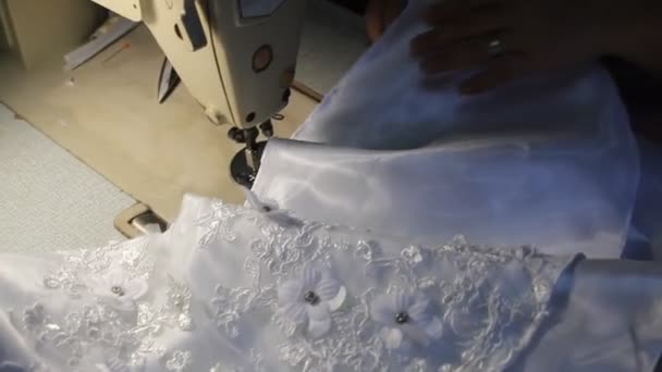 白色长春藤上用缝纫机进行手部缝合 — 图库视频影像