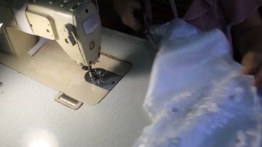 El Yüksek Hız Dikiş Makinesine Beyaz Uzun Elbiseli