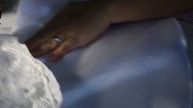 El Yüksek Hız Dikiş Makinesine Beyaz Uzun Elbiseli