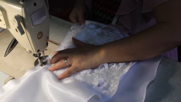 Costura Manos Con Máquina Coser Vestido Largo Blanco — Vídeos de Stock