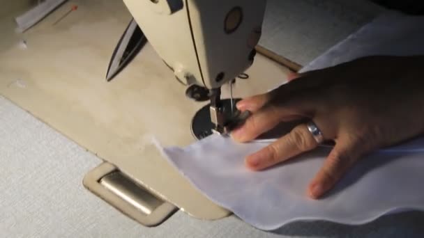 白色长春藤上用缝纫机进行手部缝合 — 图库视频影像