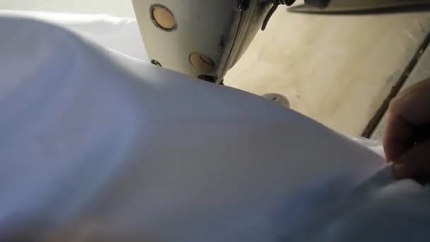 Mano Máquina Coser Alta Velocidad Con Vestido Largo Blanco — Vídeos de Stock