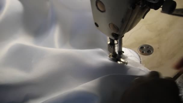Χέρι Στη Μηχανή Ραπτικής Υψηλής Ταχύτητας Λευκό Μακρύ Φόρεμα — Αρχείο Βίντεο